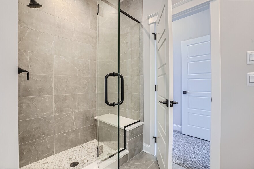 primary bedroom en-suite bathroom - 21235 E 61st Dr