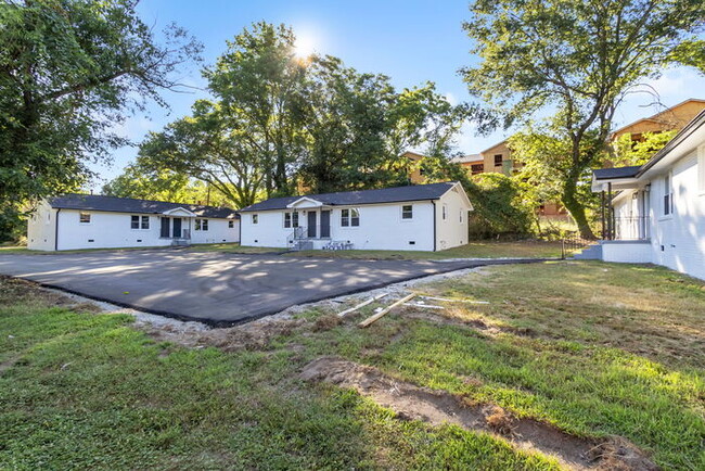 Building Photo - Newly Renovated 2 Bed/1 Bath Duplex 3 Mi t...