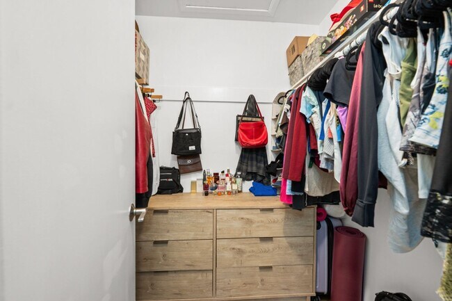 Building Photo - Semi furnished!