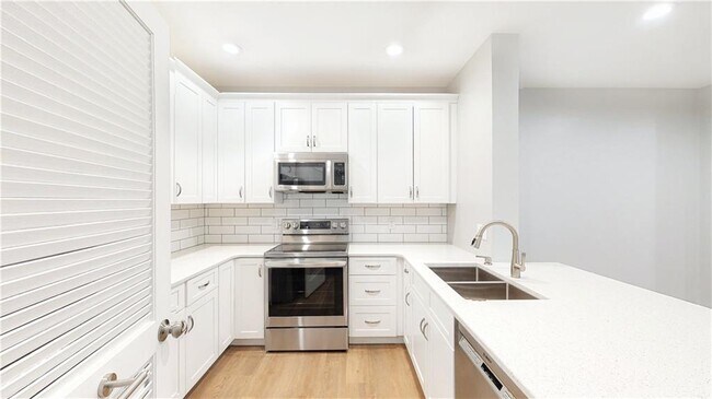 Building Photo - 1000 Providence Pl