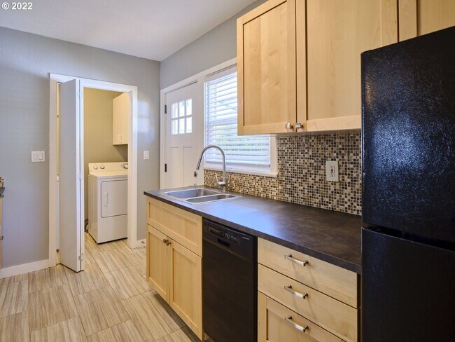 Building Photo - r3008unanderavev