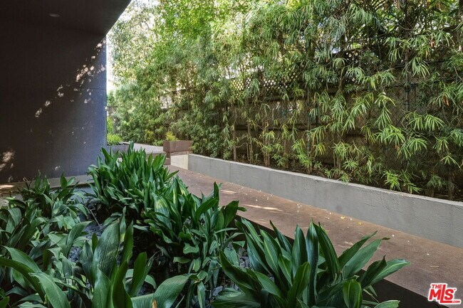 Building Photo - 1849 Fox Hills Dr