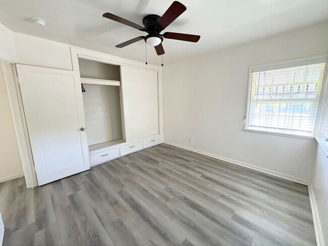 Building Photo - 587 E Arrow Hwy