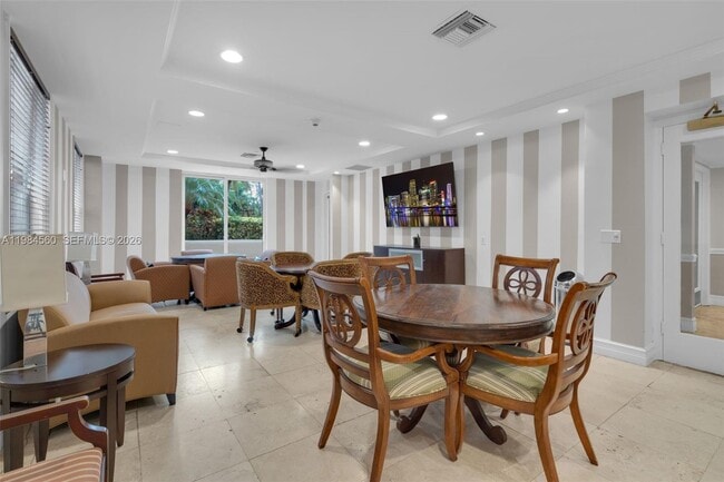 Building Photo - 520 SE 5 Ave