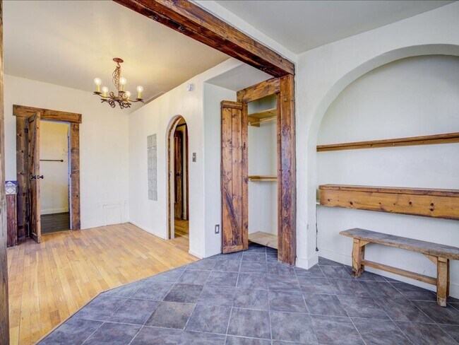 Building Photo - 2 Bedroom 2 Bathroom