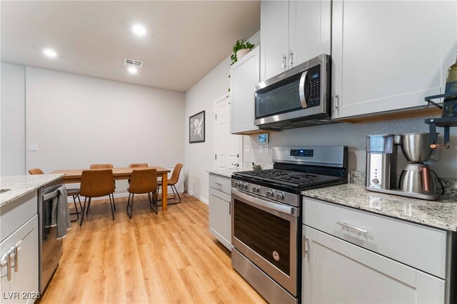 Building Photo - 7451 Sunray Point St