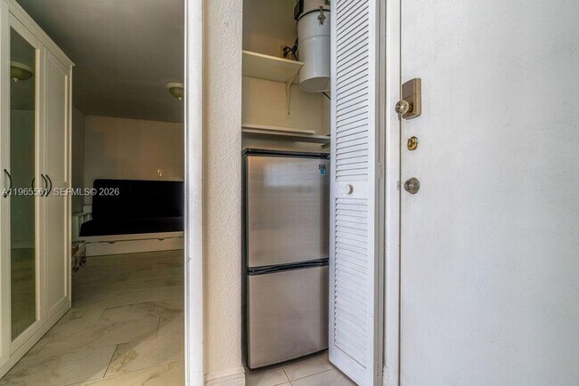 Building Photo - 3140 S Ocean Dr