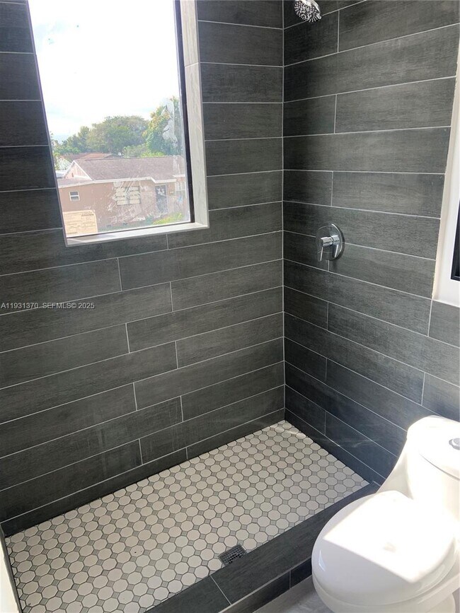 Building Photo - 853 E 24th St