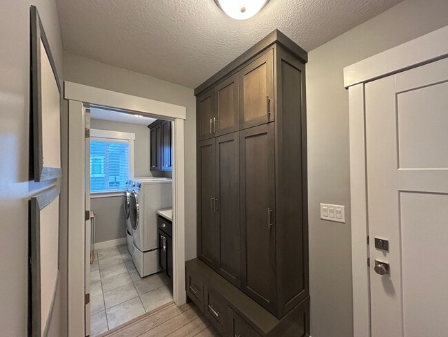 Building Photo - 5 Bedroom 3.5 Bathroom, plus bonus room, Home in Lehi Utah!