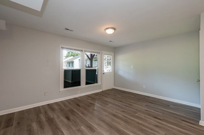 Building Photo - 3 Bedroom Townhouse Near Downtown Durham