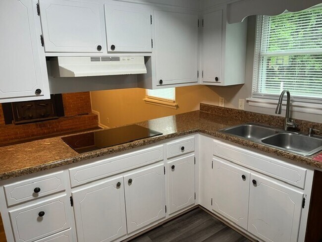 Building Photo - Stunning Newly Remodeled 4BR/2BA Home in Huntsville – Pet Friendly!