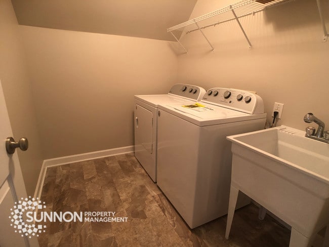 Building Photo - Gorgeous 4 BR 3 BA + Bonus in Winding Walk