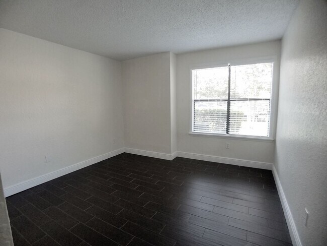 Building Photo - 3020 Antique Oaks Cir