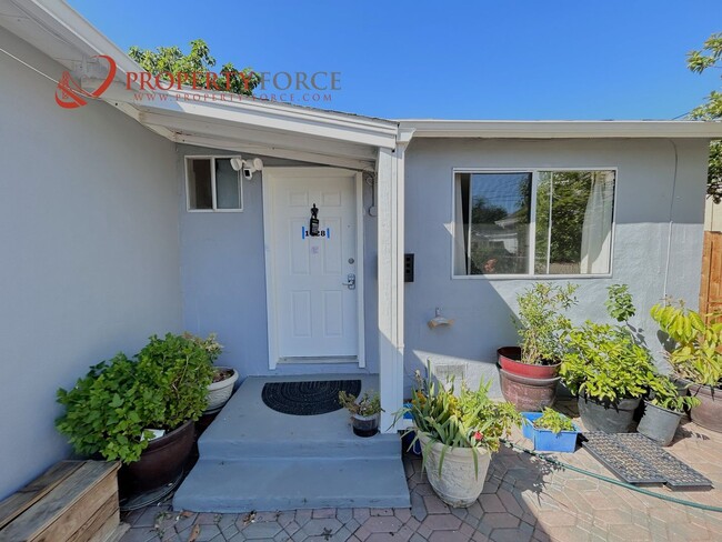 Building Photo - 2 Bedroom 1 Bath - Nicely Updated home wit...