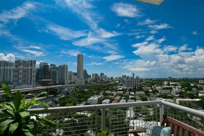 Building Photo - 10 SW South River Dr