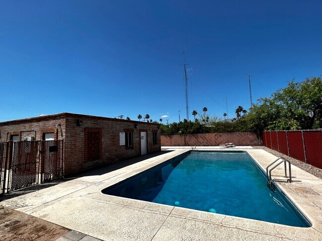 Building Photo - Charming 2 Bedroom Townhome with Private 2...
