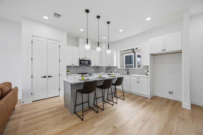 Building Photo - 2010 Yates St