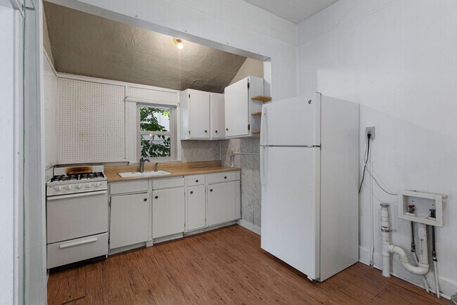 Building Photo - 205 N Sherwood St