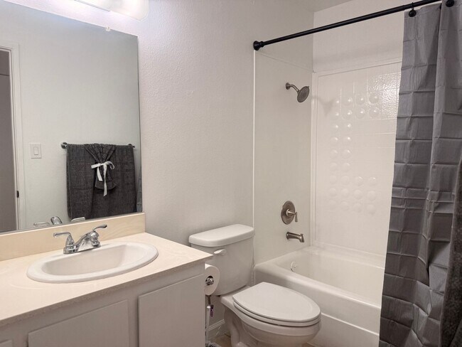 Building Photo - Cozy Colton Condo!!