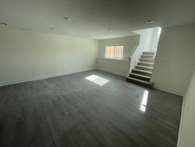Building Photo - 5103/05 S Chase Ave