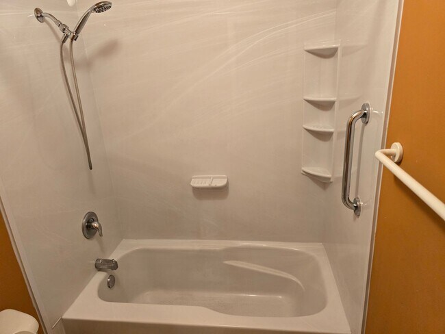 Building Photo - 2 bedroom 1.5 bath condo now available for rent in Dalton, Ga