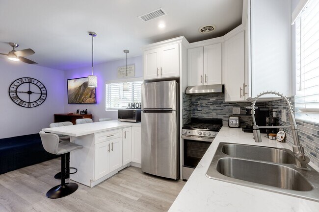 Building Photo - Charming Studio Garage Conversion Private Entrance!! UTILITIES INCLUDED!