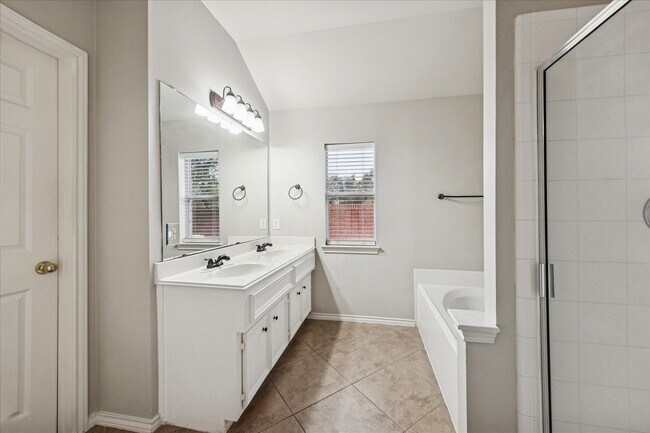 Building Photo - 11914 White Water Bay Dr