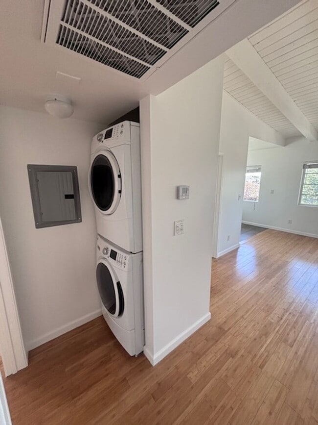 Building Photo - Welcome to 1828 Montrose St, located in the vibrant city of Los Angeles