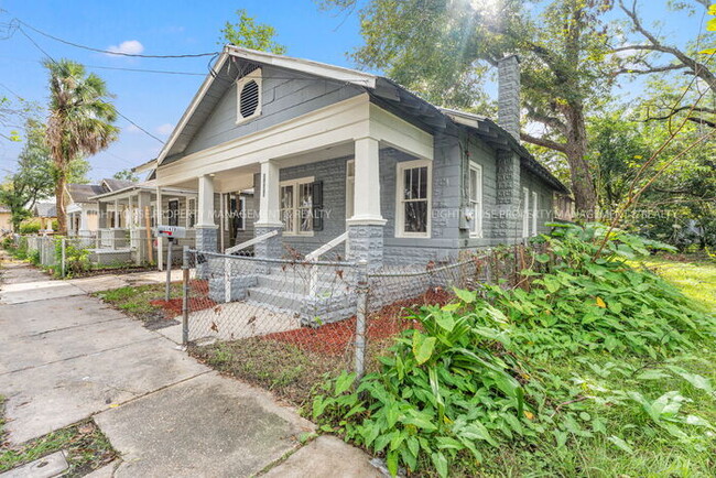 Building Photo - Renovated 3 Bed/1 Bath Home with Fenced Yard!