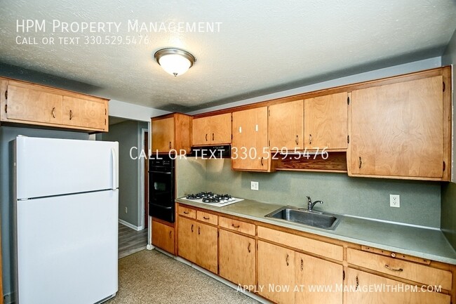 Building Photo - 842 S Green Rd