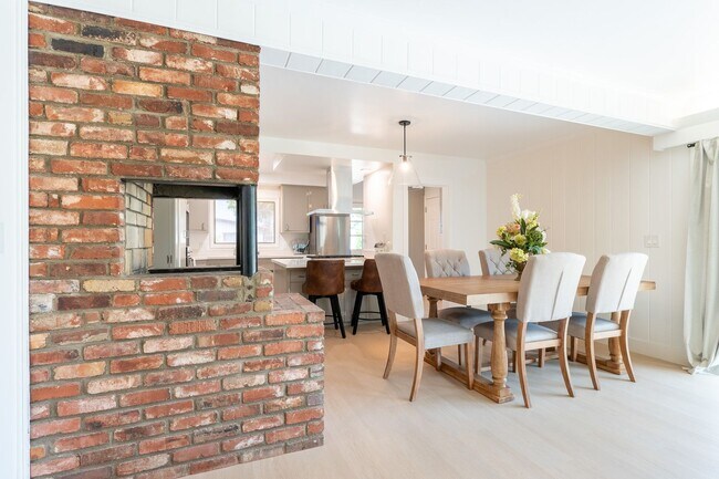 Building Photo - Relaxing 4BR Family Home Near Attractions ...