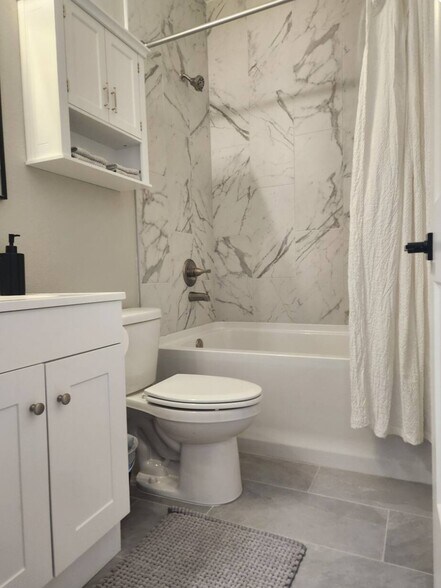 Guest Bath - 6384 W Flanders Ln