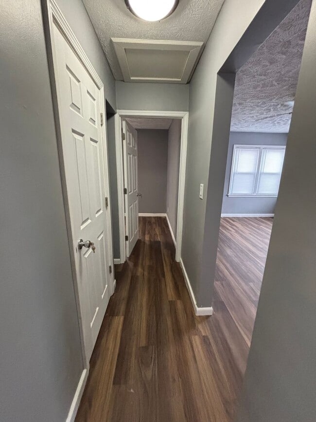 Building Photo - Spacious 4 Bedroom 1.5 Bath House!!