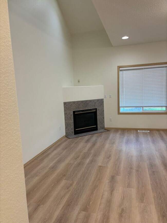 Building Photo - East Vancouver 3 bedrooms!