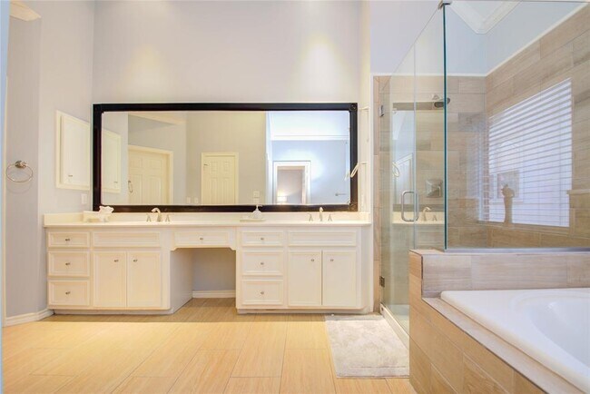 Building Photo - 1812 Staffordshire Crescent