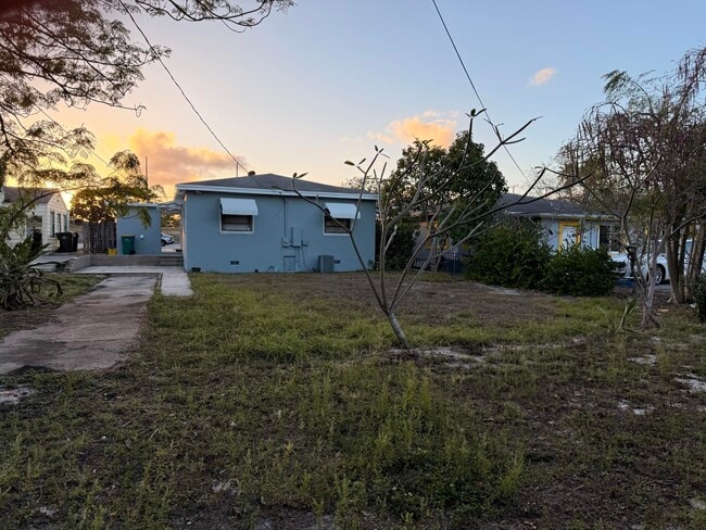 Building Photo - 926 N B St