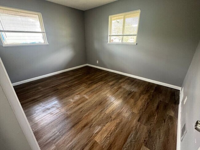 Building Photo - Freshly renovated 4bed/1bath
