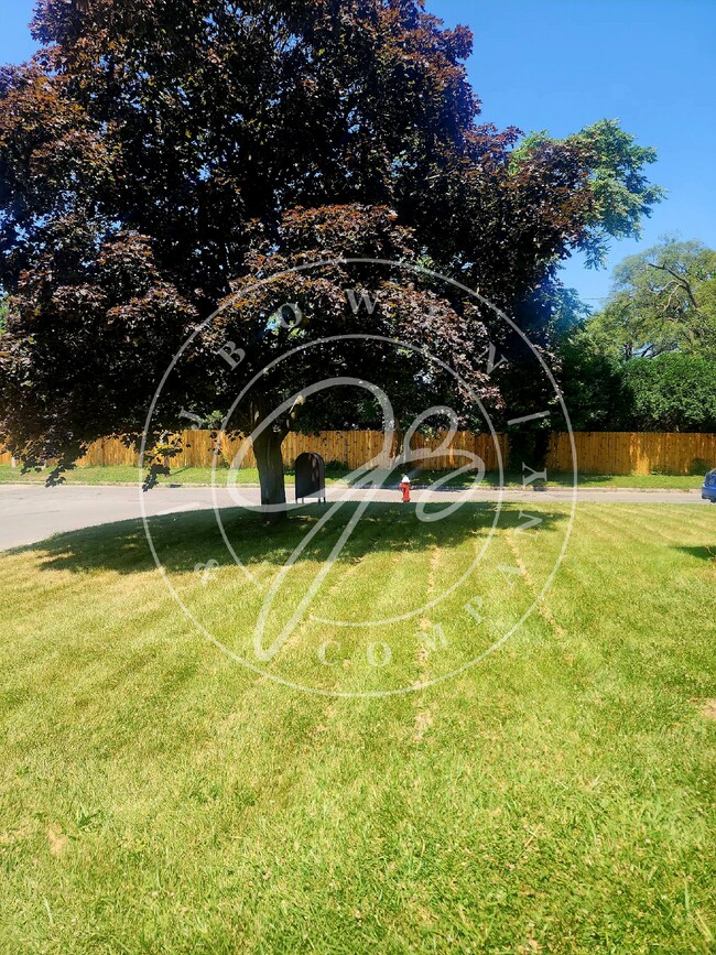 Building Photo - Preparing for showings! 3 bed 1.5 bath nea...