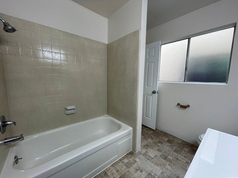 Building Photo - 840 3rd St