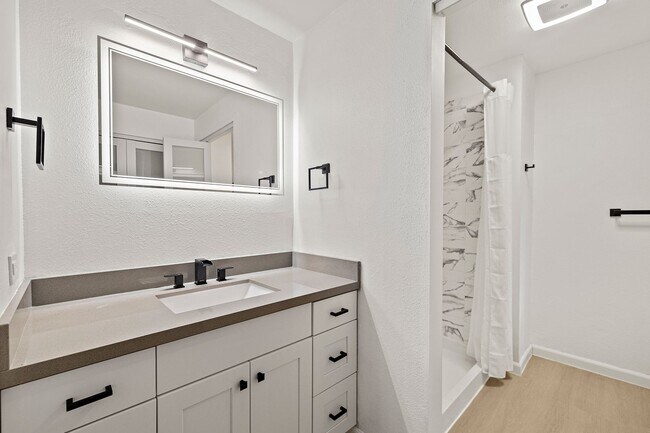 Building Photo - Amazing 2bed/1.5bath Condo Unit with Private Balcony in Meridian Park!