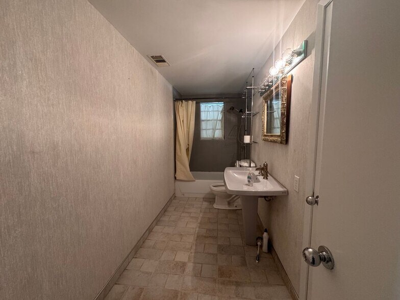 Building Photo - 15331 Lake Lamond Rd