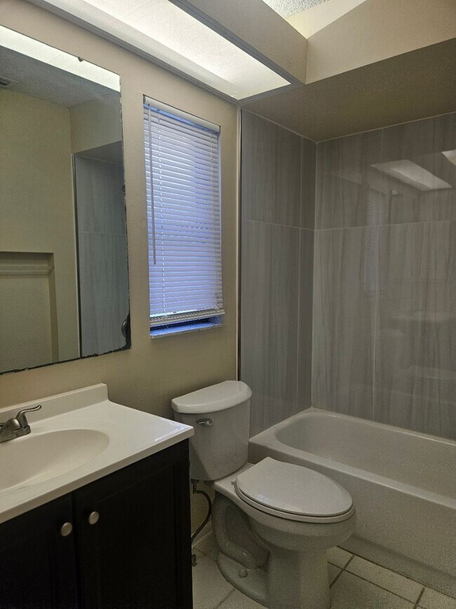 Building Photo - Port Charlotte home