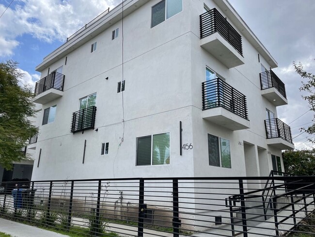 Building Photo - 341 N Kenmore Ave