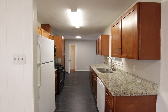 Building Photo - 6915 Edgemoor Dr