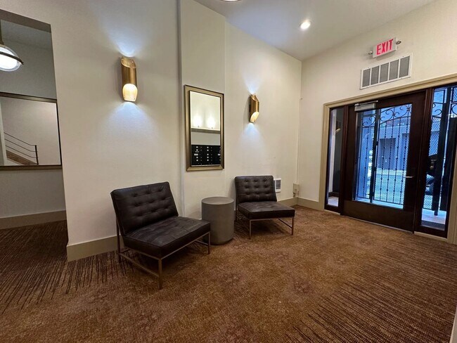 Building Photo - Updated Downtown Studio with A/C in the He...