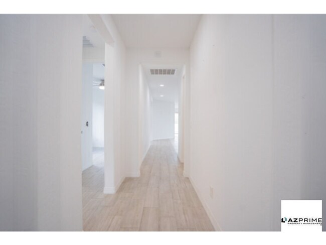 Building Photo - Stylish 3/2 Goodyear House!