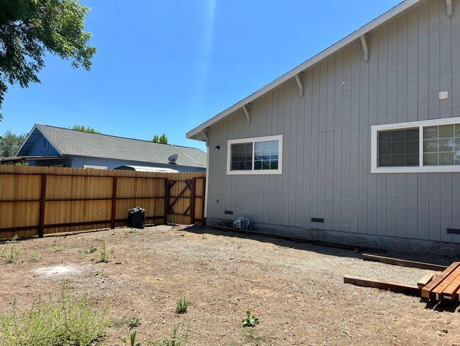 Building Photo - 316 Hardister Dr