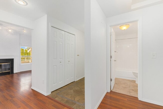 Building Photo - Woodinville 3 Bedroom 2 Bath with Detached Garage - Top Floor