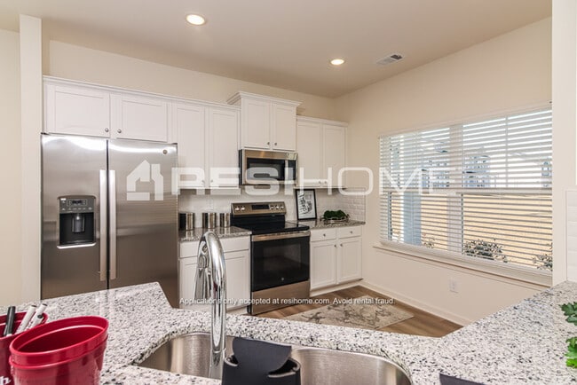 Building Photo - 685 Louis Ln