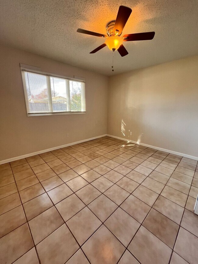 Building Photo - 6305 Raleigh Avenue - Spacious home in exc...